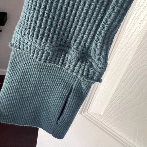 Altar’d State Women’s Teal Waffle Knit Split Neck High Low Top Thumbholes S - Picture 5 of 7